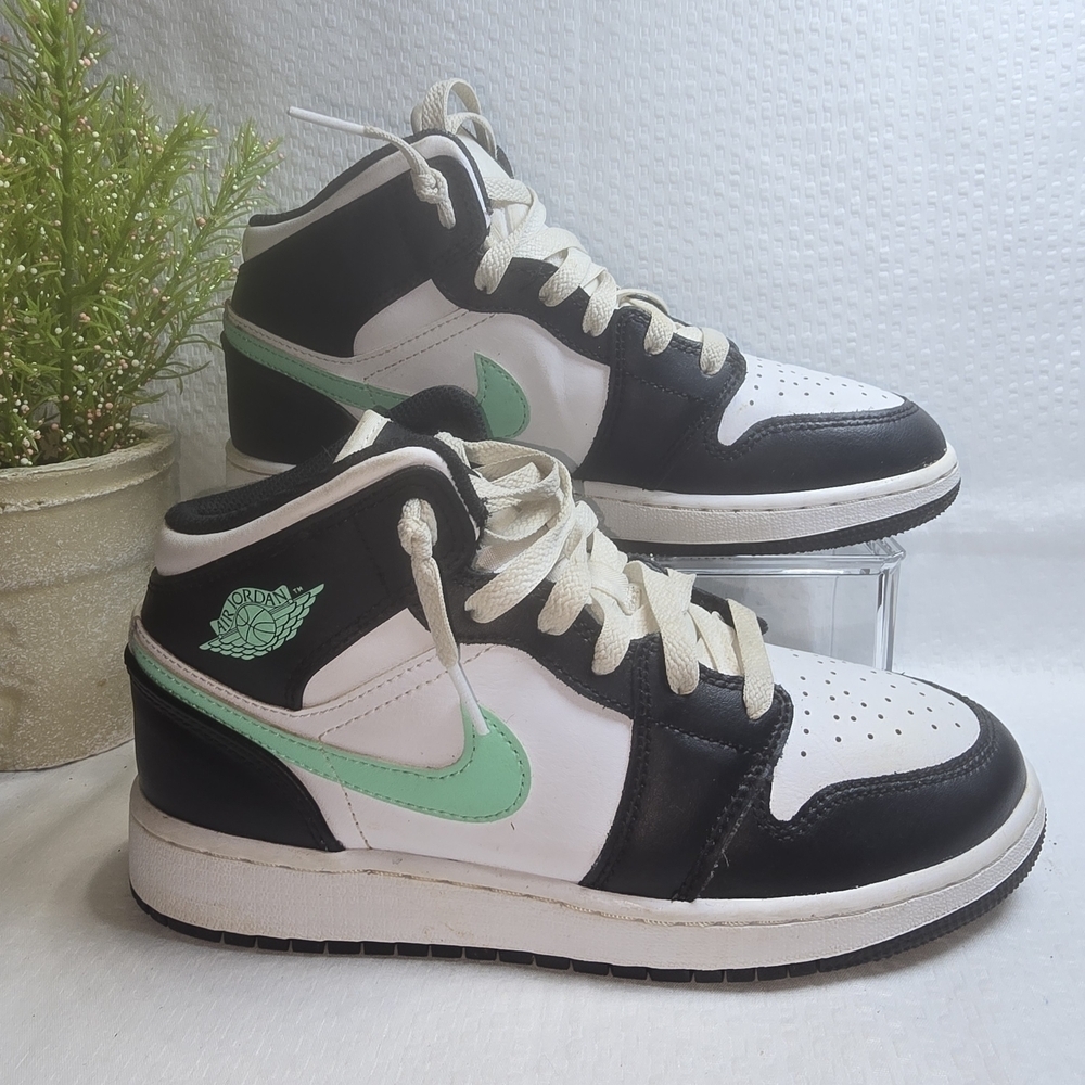 NIKE AIR JORDAN 1 MID WHITE BLACK GREEN GLOW YOUTH SIZE 5 EUC